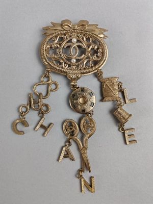 CHANEL Broche Chatelaine en Métal Doré - Élégance Parisienne