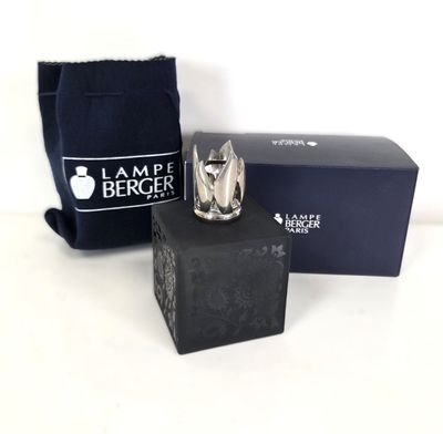 une image représentant une bague en argent posée sur une boîte noire