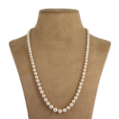 un collier de perles blanches autour du cou d'un mannequin