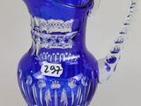 pichet en verre bleu avec un chiffre sur le côté