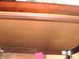 une valise posée sur une table