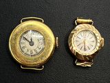deux montres assises l'une à côté de l'autre sur une surface noire