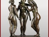 une statue en bronze représentant trois femmes tenant une batte de baseball
