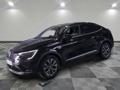 le 4x4 noir est garé dans une grande pièce au sol en damier