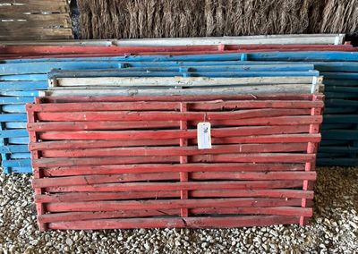 un tas de palettes en bois posées par terre