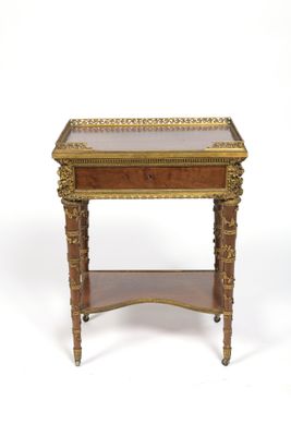 TABLE DE SALON En placage d’acajou richement - Photo 1