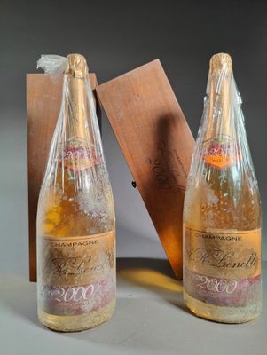 deux bouteilles de champagne posées l'une à côté de l'autre sur une table