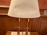 une lampe posée sur une table dans une pièce