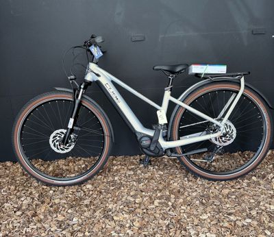 un vélo garé contre un mur noir