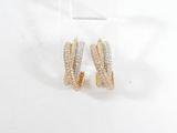 une paire de boucles d'oreilles créoles en or et diamants blancs