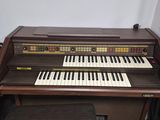 un piano et un tabouret dans un coin de la pièce