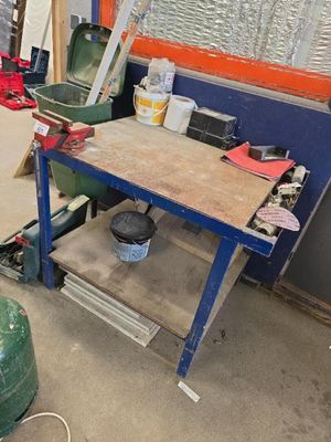 une photo d'un établi dans un garage avec de nombreux outils