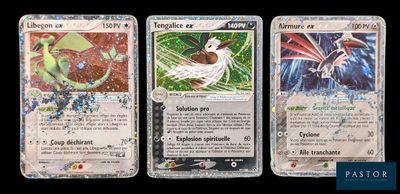 Trois cartes Pokémon différentes sont représentées sur un fond noir.