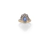 une bague à grappes de saphirs et de diamants