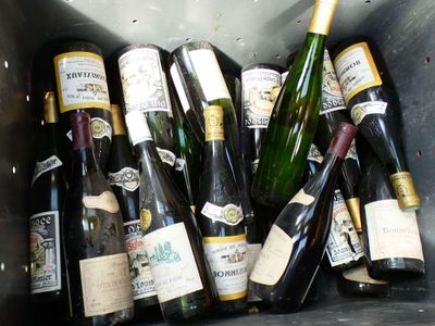 de nombreuses bouteilles de vin dans un conteneur métallique