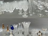 de nombreux types de verres exposés sur une table