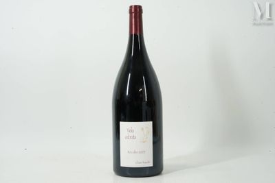 une bouteille de vin posée sur une table