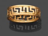 une bague en or 18 carats ornée d'un motif grec