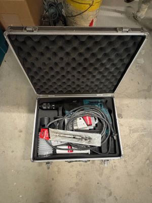 une mallette contenant des outils posée sur le sol