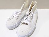 des baskets blanches avec des lacets blancs sur un fond blanc