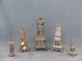 un grand nombre de statues posées sur une table