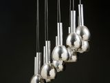 un gros plan d'un lustre en métal et en verre suspendu au plafond