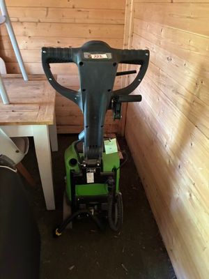 une petite machine qui se trouve dans le coin d'une pièce