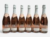 six bouteilles de champagne sont alignées