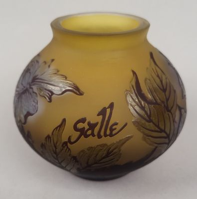 un vase jaune orné d'un motif marron et blanc