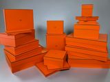 plusieurs boîtes orange empilées les unes sur les autres sur une table