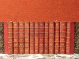 un grand nombre de livres posés sur une table
