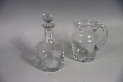 deux petits vases en verre posés l'un à côté de l'autre sur une table