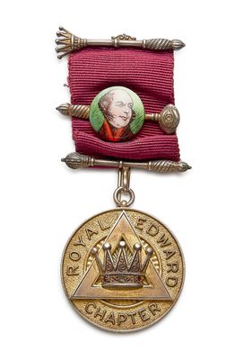 une image représentant une médaille sur laquelle figure le portrait d'un homme coiffé d'une couronne