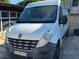 La camionnette blanche est garée devant une maison.
