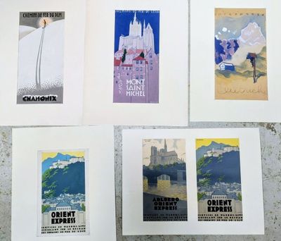 Quatre affiches différentes, représentant différents pays, sont exposées sur une table.
