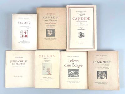 six livres posés sur une surface bleue, dont l'un est écrit en français et les autres sont en français