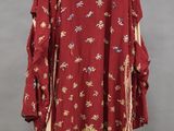une robe rouge à motifs floraux avec un col jaune