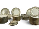 beaucoup d'assiettes empilées les unes sur les autres sur la table