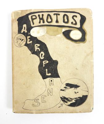 un vieux livre sur lequel figure le dessin d'un homme tenant une batte de baseball