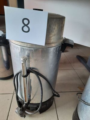 une poubelle en métal sur laquelle figure un numéro