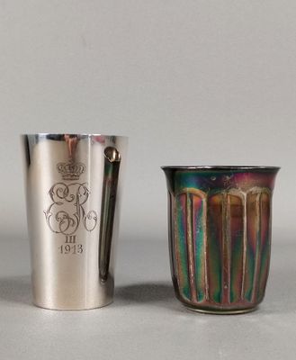 deux tasses posées l'une à côté de l'autre sur une table