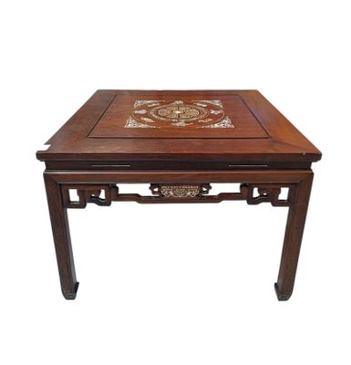 CHINE - Table basse à décor d'incrustation de nacre XXème si…