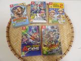 des jeux Nintendo Wii posés sur un plateau en bambou posé sur une table