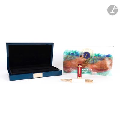 une boîte bleue contenant un stylo et une carte
