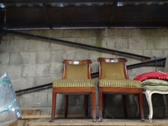 3 chaises bois courbe assises velours (un dossier à restaurer)