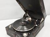 un vieux tourne-disque posé sur une caisse en bois
