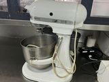 une photo d'un plan de travail de cuisine avec un mixeur et un saladier