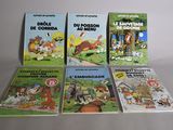 plusieurs livres pour enfants sont alignés sur une surface blanche