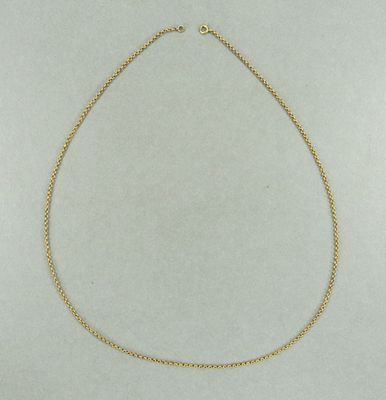 un collier à chaîne en or orné d'une breloque en forme de cœur
