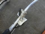 un gros plan sur le guidon d'un vélo sur lequel est collé un autocollant